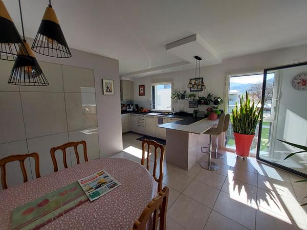 Rare : St jorioz centre : spacieux appartement  récent de 133m², 4 chambres dont suite parentale, 2 terrasses, 2 sdb, 2 wc  proche écoles et commerces