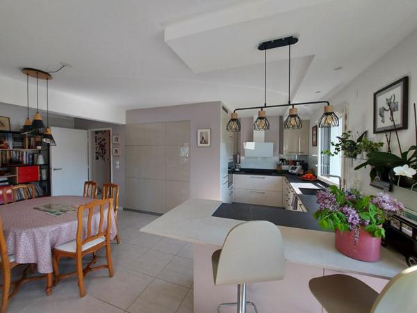 Rare : St jorioz centre : spacieux appartement  récent de 133m², 4 chambres dont suite parentale, 2 terrasses, 2 sdb, 2 wc  proche écoles et commerces