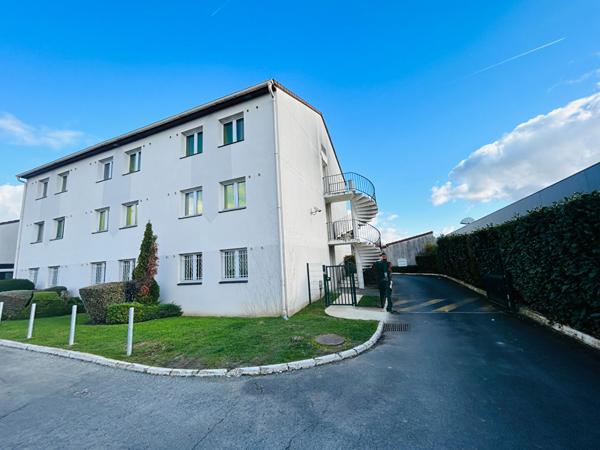 Appartement studio avec mezzanine et parking