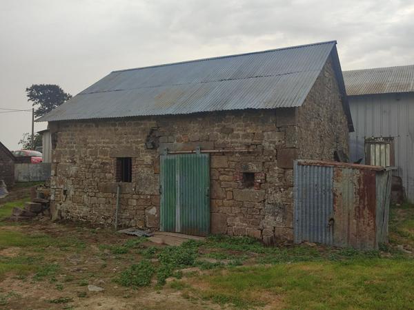 Ensemble avec un fort potentiel à rénover sur un terrain de 6 500 m2