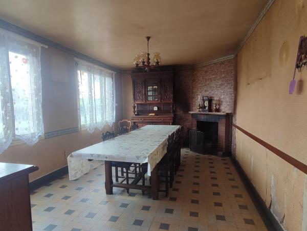 Ensemble avec un fort potentiel à rénover sur un terrain de 6 500 m2