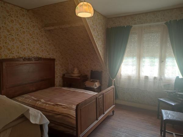 Ensemble avec un fort potentiel à rénover sur un terrain de 6 500 m2