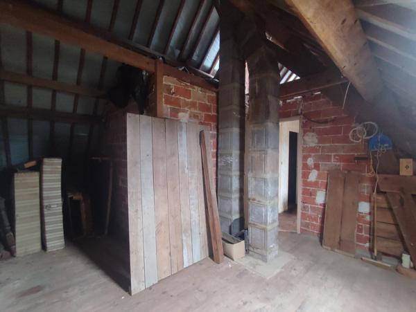 Ensemble avec un fort potentiel à rénover sur un terrain de 6 500 m2