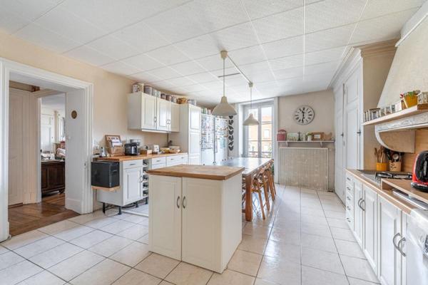 Idéal artisan, profession libérale, famille nombreuse. Maison Lachassagne 6 pièce(s) 225 m2