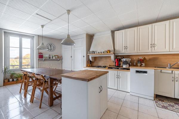 Idéal artisan, profession libérale, famille nombreuse. Maison Lachassagne 6 pièce(s) 225 m2