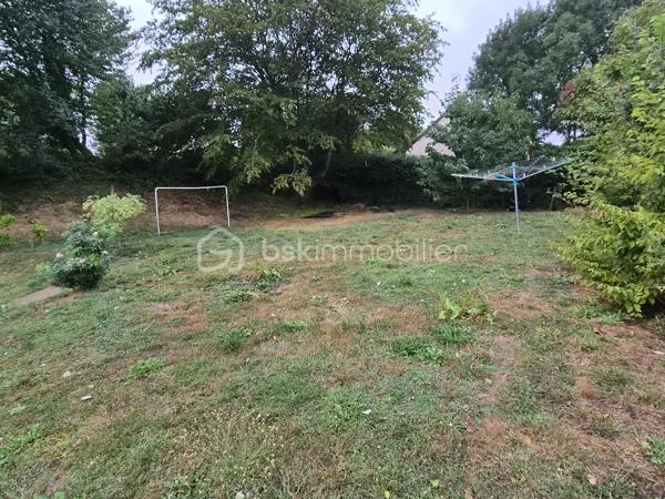Exclusivité Maison de caractère aux portes de L'Aigle 

Découvrez cette charmante maison familiale de caractère offrant de magnifiques volumes et un fort potentiel d'aménagement , idéalement située à moins de 5 minutes de L'Aigle et de sa gare (ligne Paris-Granville).Dans une commune dynamique avec toutes les commodités ( commerces , écoles , centre aéré , club sportifs ). elle saura vous séduire par ses prestations 
Rez-de-chausée: entrée , vaste pièce de vis de plus de 50m2  comprenant un salon, séjour et une cuisine meublée et équipée , une chambre (ou bureau selon vos besoin (26m2), buanderie , salle de douche avec wc , une grande pièce supplémentaire à aménager selon vos envies (bureau ,salle de jeux , atelier ...)
Premier étage ( accès principal)
palier , suite parentale avec dressing et accès salle de bain , 2 chambres
Second espace à l'étage (accès par un autre escalier ) 
une chambre indépendante et une salle de douche avec wc (parfait pour un adolescent )
Dernier niveau 
Comble aménageable de plus 100m2
Extérieur:
terrain clos de plus de 1100m2
Dépendances : un grand garage et un atelier ,
portail électrique , chauffage  poêle à granulés et radiateurs électriques ( maison classée en DPE en C ) 
maison à découvrir et,  avec un fort potentiel