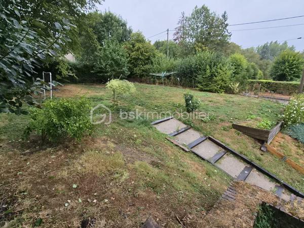 Exclusivité Maison de caractère aux portes de L'Aigle 

Découvrez cette charmante maison familiale de caractère offrant de magnifiques volumes et un fort potentiel d'aménagement , idéalement située à moins de 5 minutes de L'Aigle et de sa gare (ligne Paris-Granville).Dans une commune dynamique avec toutes les commodités ( commerces , écoles , centre aéré , club sportifs ). elle saura vous séduire par ses prestations 
Rez-de-chausée: entrée , vaste pièce de vis de plus de 50m2  comprenant un salon, séjour et une cuisine meublée et équipée , une chambre (ou bureau selon vos besoin (26m2), buanderie , salle de douche avec wc , une grande pièce supplémentaire à aménager selon vos envies (bureau ,salle de jeux , atelier ...)
Premier étage ( accès principal)
palier , suite parentale avec dressing et accès salle de bain , 2 chambres
Second espace à l'étage (accès par un autre escalier ) 
une chambre indépendante et une salle de douche avec wc (parfait pour un adolescent )
Dernier niveau 
Comble aménageable de plus 100m2
Extérieur:
terrain clos de plus de 1100m2
Dépendances : un grand garage et un atelier ,
portail électrique , chauffage  poêle à granulés et radiateurs électriques ( maison classée en DPE en C ) 
maison à découvrir et,  avec un fort potentiel