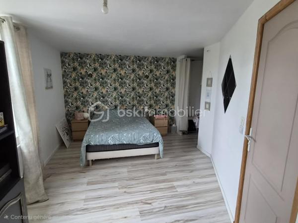 Exclusivité Maison de caractère aux portes de L'Aigle 

Découvrez cette charmante maison familiale de caractère offrant de magnifiques volumes et un fort potentiel d'aménagement , idéalement située à moins de 5 minutes de L'Aigle et de sa gare (ligne Paris-Granville).Dans une commune dynamique avec toutes les commodités ( commerces , écoles , centre aéré , club sportifs ). elle saura vous séduire par ses prestations 
Rez-de-chausée: entrée , vaste pièce de vis de plus de 50m2  comprenant un salon, séjour et une cuisine meublée et équipée , une chambre (ou bureau selon vos besoin (26m2), buanderie , salle de douche avec wc , une grande pièce supplémentaire à aménager selon vos envies (bureau ,salle de jeux , atelier ...)
Premier étage ( accès principal)
palier , suite parentale avec dressing et accès salle de bain , 2 chambres
Second espace à l'étage (accès par un autre escalier ) 
une chambre indépendante et une salle de douche avec wc (parfait pour un adolescent )
Dernier niveau 
Comble aménageable de plus 100m2
Extérieur:
terrain clos de plus de 1100m2
Dépendances : un grand garage et un atelier ,
portail électrique , chauffage  poêle à granulés et radiateurs électriques ( maison classée en DPE en C ) 
maison à découvrir et,  avec un fort potentiel