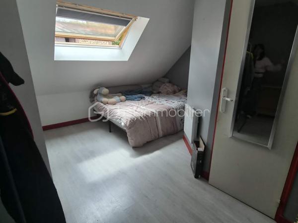 Exclusivité Maison de caractère aux portes de L'Aigle 

Découvrez cette charmante maison familiale de caractère offrant de magnifiques volumes et un fort potentiel d'aménagement , idéalement située à moins de 5 minutes de L'Aigle et de sa gare (ligne Paris-Granville).Dans une commune dynamique avec toutes les commodités ( commerces , écoles , centre aéré , club sportifs ). elle saura vous séduire par ses prestations 
Rez-de-chausée: entrée , vaste pièce de vis de plus de 50m2  comprenant un salon, séjour et une cuisine meublée et équipée , une chambre (ou bureau selon vos besoin (26m2), buanderie , salle de douche avec wc , une grande pièce supplémentaire à aménager selon vos envies (bureau ,salle de jeux , atelier ...)
Premier étage ( accès principal)
palier , suite parentale avec dressing et accès salle de bain , 2 chambres
Second espace à l'étage (accès par un autre escalier ) 
une chambre indépendante et une salle de douche avec wc (parfait pour un adolescent )
Dernier niveau 
Comble aménageable de plus 100m2
Extérieur:
terrain clos de plus de 1100m2
Dépendances : un grand garage et un atelier ,
portail électrique , chauffage  poêle à granulés et radiateurs électriques ( maison classée en DPE en C ) 
maison à découvrir et,  avec un fort potentiel