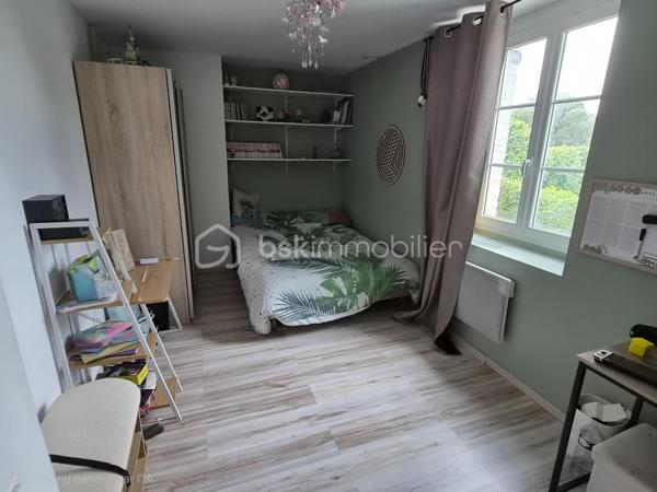 Exclusivité Maison de caractère aux portes de L'Aigle 

Découvrez cette charmante maison familiale de caractère offrant de magnifiques volumes et un fort potentiel d'aménagement , idéalement située à moins de 5 minutes de L'Aigle et de sa gare (ligne Paris-Granville).Dans une commune dynamique avec toutes les commodités ( commerces , écoles , centre aéré , club sportifs ). elle saura vous séduire par ses prestations 
Rez-de-chausée: entrée , vaste pièce de vis de plus de 50m2  comprenant un salon, séjour et une cuisine meublée et équipée , une chambre (ou bureau selon vos besoin (26m2), buanderie , salle de douche avec wc , une grande pièce supplémentaire à aménager selon vos envies (bureau ,salle de jeux , atelier ...)
Premier étage ( accès principal)
palier , suite parentale avec dressing et accès salle de bain , 2 chambres
Second espace à l'étage (accès par un autre escalier ) 
une chambre indépendante et une salle de douche avec wc (parfait pour un adolescent )
Dernier niveau 
Comble aménageable de plus 100m2
Extérieur:
terrain clos de plus de 1100m2
Dépendances : un grand garage et un atelier ,
portail électrique , chauffage  poêle à granulés et radiateurs électriques ( maison classée en DPE en C ) 
maison à découvrir et,  avec un fort potentiel