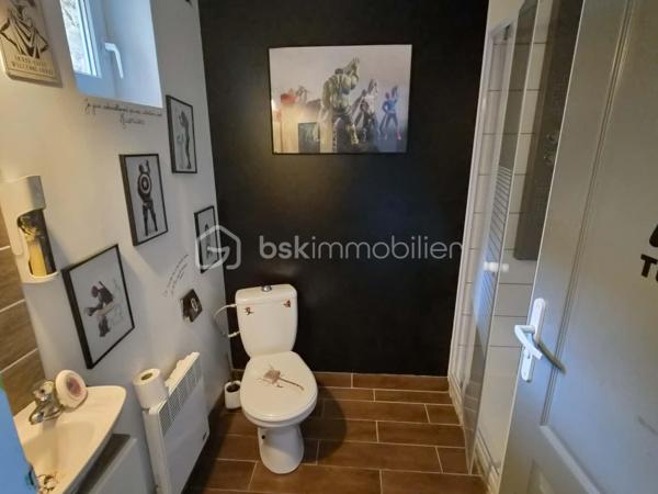 Exclusivité Maison de caractère aux portes de L'Aigle 

Découvrez cette charmante maison familiale de caractère offrant de magnifiques volumes et un fort potentiel d'aménagement , idéalement située à moins de 5 minutes de L'Aigle et de sa gare (ligne Paris-Granville).Dans une commune dynamique avec toutes les commodités ( commerces , écoles , centre aéré , club sportifs ). elle saura vous séduire par ses prestations 
Rez-de-chausée: entrée , vaste pièce de vis de plus de 50m2  comprenant un salon, séjour et une cuisine meublée et équipée , une chambre (ou bureau selon vos besoin (26m2), buanderie , salle de douche avec wc , une grande pièce supplémentaire à aménager selon vos envies (bureau ,salle de jeux , atelier ...)
Premier étage ( accès principal)
palier , suite parentale avec dressing et accès salle de bain , 2 chambres
Second espace à l'étage (accès par un autre escalier ) 
une chambre indépendante et une salle de douche avec wc (parfait pour un adolescent )
Dernier niveau 
Comble aménageable de plus 100m2
Extérieur:
terrain clos de plus de 1100m2
Dépendances : un grand garage et un atelier ,
portail électrique , chauffage  poêle à granulés et radiateurs électriques ( maison classée en DPE en C ) 
maison à découvrir et,  avec un fort potentiel