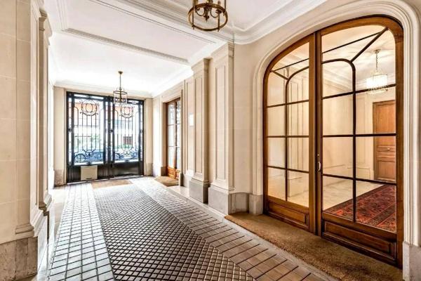 APPARTEMENT BOURGEOIS RENOVE ET MEUBLE AVEC GARAGE