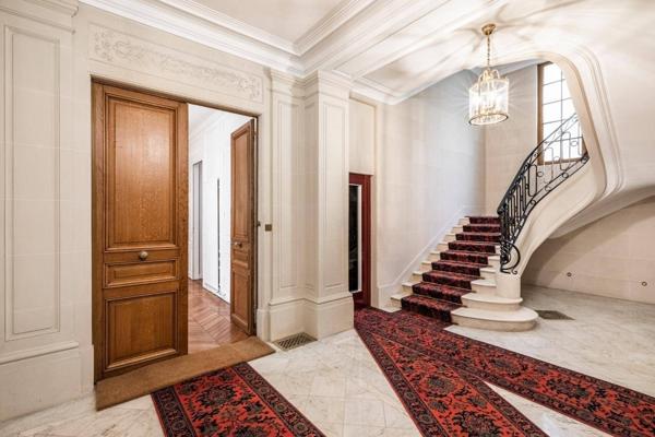 APPARTEMENT BOURGEOIS RENOVE ET MEUBLE AVEC GARAGE