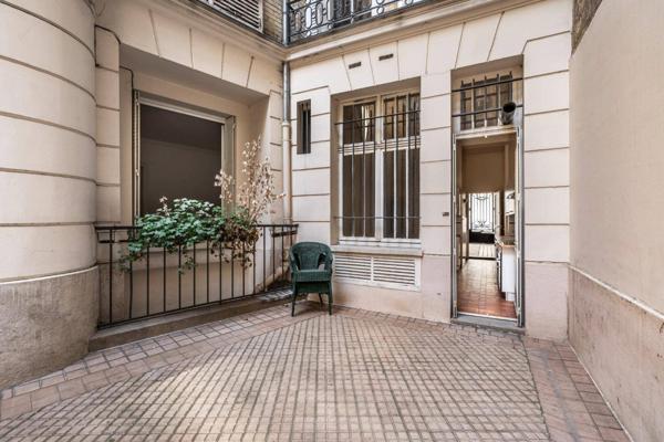 APPARTEMENT BOURGEOIS RENOVE ET MEUBLE AVEC GARAGE