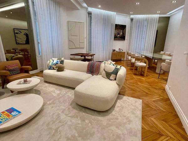 APPARTEMENT BOURGEOIS RENOVE ET MEUBLE AVEC GARAGE