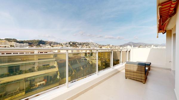 NICE - FLEURS : JOLI 2 PIÈCES TRAVERSANT E/O AVEC TERRASSE ET BALCON