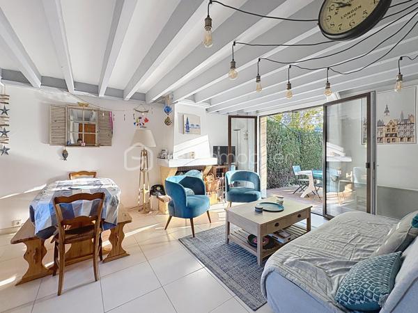 CABOURG, EXCLUSIVITE, au sein d'une résidence avec piscine chauffée et tennis. Cottage 3 pièces de 40,68 m² Loi CARREZ (46,01 m² au sol), offrant : séjour avec cuisine aménagée et équipée donnant sur terrasse avec pergola, wc séparés. A l'étage : palier, deux chambres, salle d'eau avec wc. Appentis et abris de jardin. Grand jardin environnant, sans vis-à-vis, au calme. Place de parking privative. Excellent état. Organisez votre visite!