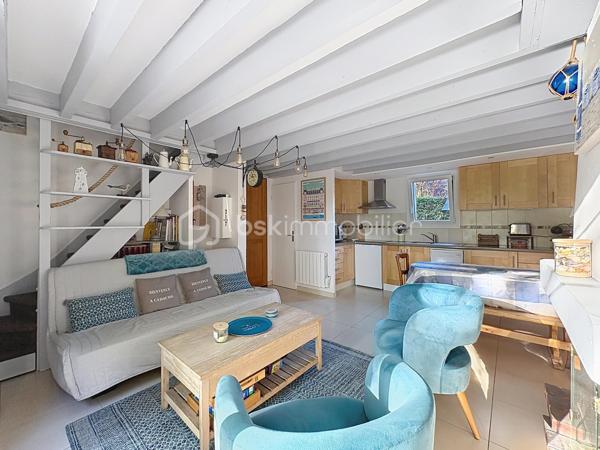 CABOURG, EXCLUSIVITE, au sein d'une résidence avec piscine chauffée et tennis. Cottage 3 pièces de 40,68 m² Loi CARREZ (46,01 m² au sol), offrant : séjour avec cuisine aménagée et équipée donnant sur terrasse avec pergola, wc séparés. A l'étage : palier, deux chambres, salle d'eau avec wc. Appentis et abris de jardin. Grand jardin environnant, sans vis-à-vis, au calme. Place de parking privative. Excellent état. Organisez votre visite!