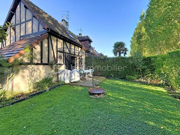 CABOURG, EXCLUSIVITE, au sein d'une résidence avec piscine chauffée et tennis. Cottage 3 pièces de 40,68 m² Loi CARREZ (46,01 m² au sol), offrant : séjour avec cuisine aménagée et équipée donnant sur terrasse avec pergola, wc séparés. A l'étage : palier, deux chambres, salle d'eau avec wc. Appentis et abris de jardin. Grand jardin environnant, sans vis-à-vis, au calme. Place de parking privative. Excellent état. Organisez votre visite!