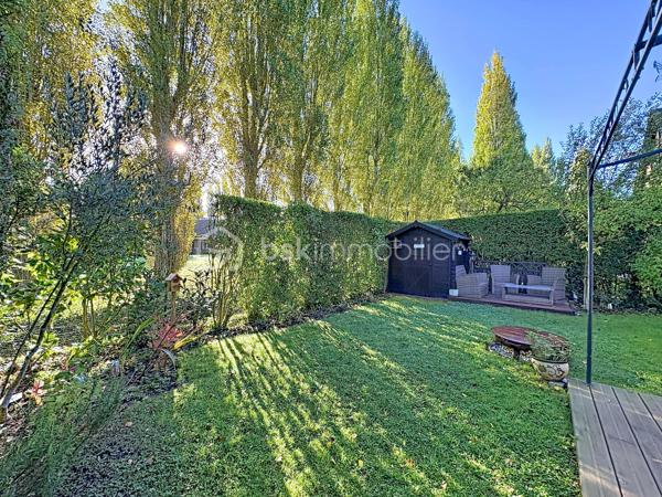 CABOURG, EXCLUSIVITE, au sein d'une résidence avec piscine chauffée et tennis. Cottage 3 pièces de 40,68 m² Loi CARREZ (46,01 m² au sol), offrant : séjour avec cuisine aménagée et équipée donnant sur terrasse avec pergola, wc séparés. A l'étage : palier, deux chambres, salle d'eau avec wc. Appentis et abris de jardin. Grand jardin environnant, sans vis-à-vis, au calme. Place de parking privative. Excellent état. Organisez votre visite!