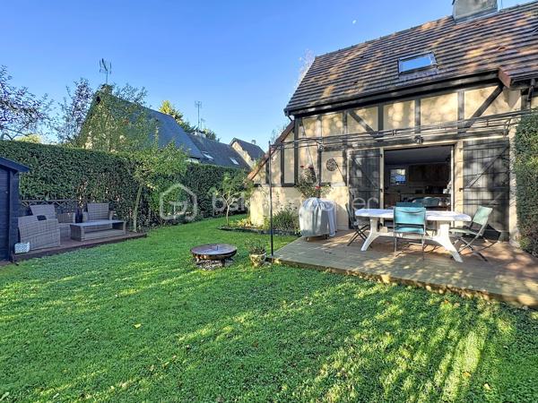 CABOURG, EXCLUSIVITE, au sein d'une résidence avec piscine chauffée et tennis. Cottage 3 pièces de 40,68 m² Loi CARREZ (46,01 m² au sol), offrant : séjour avec cuisine aménagée et équipée donnant sur terrasse avec pergola, wc séparés. A l'étage : palier, deux chambres, salle d'eau avec wc. Appentis et abris de jardin. Grand jardin environnant, sans vis-à-vis, au calme. Place de parking privative. Excellent état. Organisez votre visite!
