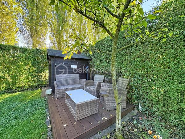 CABOURG, EXCLUSIVITE, au sein d'une résidence avec piscine chauffée et tennis. Cottage 3 pièces de 40,68 m² Loi CARREZ (46,01 m² au sol), offrant : séjour avec cuisine aménagée et équipée donnant sur terrasse avec pergola, wc séparés. A l'étage : palier, deux chambres, salle d'eau avec wc. Appentis et abris de jardin. Grand jardin environnant, sans vis-à-vis, au calme. Place de parking privative. Excellent état. Organisez votre visite!