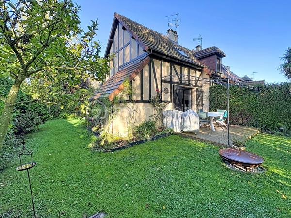 CABOURG, EXCLUSIVITE, au sein d'une résidence avec piscine chauffée et tennis. Cottage 3 pièces de 40,68 m² Loi CARREZ (46,01 m² au sol), offrant : séjour avec cuisine aménagée et équipée donnant sur terrasse avec pergola, wc séparés. A l'étage : palier, deux chambres, salle d'eau avec wc. Appentis et abris de jardin. Grand jardin environnant, sans vis-à-vis, au calme. Place de parking privative. Excellent état. Organisez votre visite!