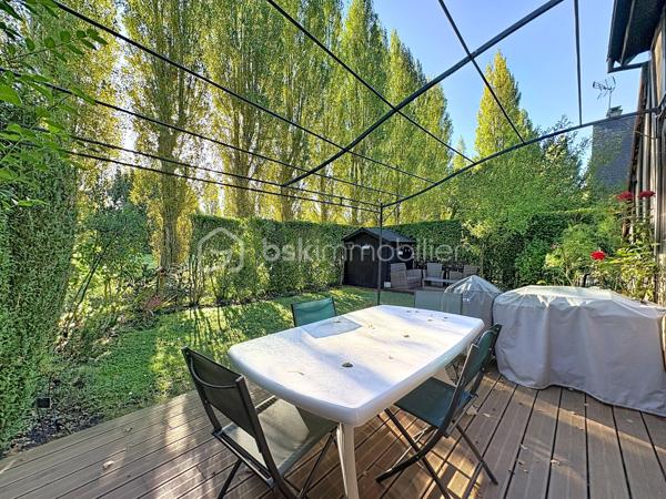 CABOURG, EXCLUSIVITE, au sein d'une résidence avec piscine chauffée et tennis. Cottage 3 pièces de 40,68 m² Loi CARREZ (46,01 m² au sol), offrant : séjour avec cuisine aménagée et équipée donnant sur terrasse avec pergola, wc séparés. A l'étage : palier, deux chambres, salle d'eau avec wc. Appentis et abris de jardin. Grand jardin environnant, sans vis-à-vis, au calme. Place de parking privative. Excellent état. Organisez votre visite!