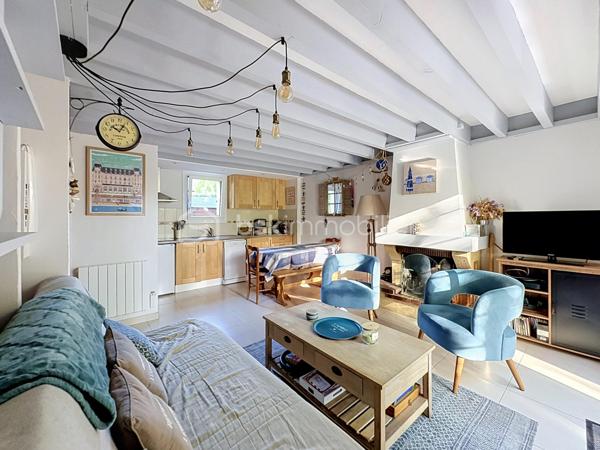 CABOURG, EXCLUSIVITE, au sein d'une résidence avec piscine chauffée et tennis. Cottage 3 pièces de 40,68 m² Loi CARREZ (46,01 m² au sol), offrant : séjour avec cuisine aménagée et équipée donnant sur terrasse avec pergola, wc séparés. A l'étage : palier, deux chambres, salle d'eau avec wc. Appentis et abris de jardin. Grand jardin environnant, sans vis-à-vis, au calme. Place de parking privative. Excellent état. Organisez votre visite!