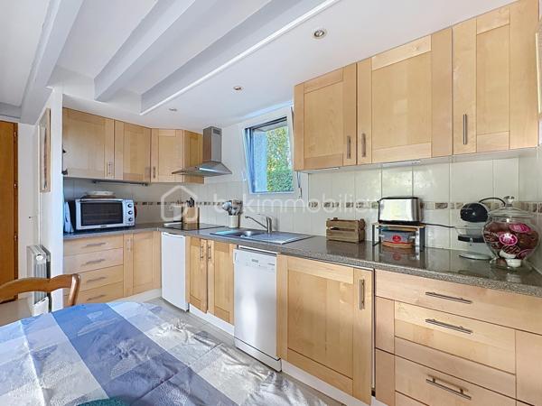 CABOURG, EXCLUSIVITE, au sein d'une résidence avec piscine chauffée et tennis. Cottage 3 pièces de 40,68 m² Loi CARREZ (46,01 m² au sol), offrant : séjour avec cuisine aménagée et équipée donnant sur terrasse avec pergola, wc séparés. A l'étage : palier, deux chambres, salle d'eau avec wc. Appentis et abris de jardin. Grand jardin environnant, sans vis-à-vis, au calme. Place de parking privative. Excellent état. Organisez votre visite!
