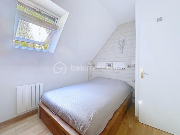 CABOURG, EXCLUSIVITE, au sein d'une résidence avec piscine chauffée et tennis. Cottage 3 pièces de 40,68 m² Loi CARREZ (46,01 m² au sol), offrant : séjour avec cuisine aménagée et équipée donnant sur terrasse avec pergola, wc séparés. A l'étage : palier, deux chambres, salle d'eau avec wc. Appentis et abris de jardin. Grand jardin environnant, sans vis-à-vis, au calme. Place de parking privative. Excellent état. Organisez votre visite!