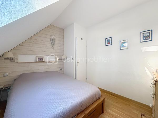 CABOURG, EXCLUSIVITE, au sein d'une résidence avec piscine chauffée et tennis. Cottage 3 pièces de 40,68 m² Loi CARREZ (46,01 m² au sol), offrant : séjour avec cuisine aménagée et équipée donnant sur terrasse avec pergola, wc séparés. A l'étage : palier, deux chambres, salle d'eau avec wc. Appentis et abris de jardin. Grand jardin environnant, sans vis-à-vis, au calme. Place de parking privative. Excellent état. Organisez votre visite!