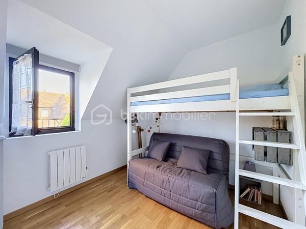 CABOURG, EXCLUSIVITE, au sein d'une résidence avec piscine chauffée et tennis. Cottage 3 pièces de 40,68 m² Loi CARREZ (46,01 m² au sol), offrant : séjour avec cuisine aménagée et équipée donnant sur terrasse avec pergola, wc séparés. A l'étage : palier, deux chambres, salle d'eau avec wc. Appentis et abris de jardin. Grand jardin environnant, sans vis-à-vis, au calme. Place de parking privative. Excellent état. Organisez votre visite!
