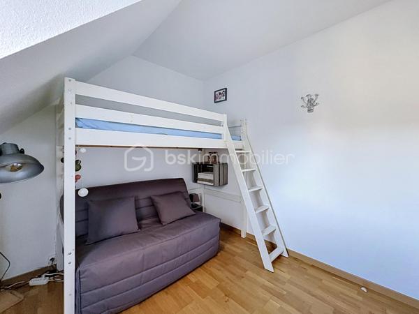 CABOURG, EXCLUSIVITE, au sein d'une résidence avec piscine chauffée et tennis. Cottage 3 pièces de 40,68 m² Loi CARREZ (46,01 m² au sol), offrant : séjour avec cuisine aménagée et équipée donnant sur terrasse avec pergola, wc séparés. A l'étage : palier, deux chambres, salle d'eau avec wc. Appentis et abris de jardin. Grand jardin environnant, sans vis-à-vis, au calme. Place de parking privative. Excellent état. Organisez votre visite!