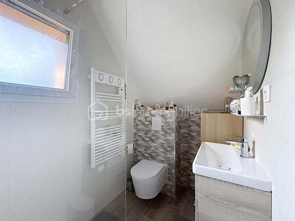 CABOURG, EXCLUSIVITE, au sein d'une résidence avec piscine chauffée et tennis. Cottage 3 pièces de 40,68 m² Loi CARREZ (46,01 m² au sol), offrant : séjour avec cuisine aménagée et équipée donnant sur terrasse avec pergola, wc séparés. A l'étage : palier, deux chambres, salle d'eau avec wc. Appentis et abris de jardin. Grand jardin environnant, sans vis-à-vis, au calme. Place de parking privative. Excellent état. Organisez votre visite!