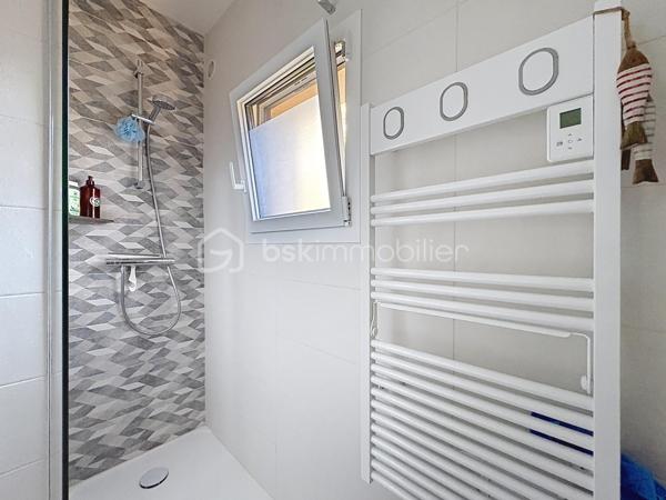 CABOURG, EXCLUSIVITE, au sein d'une résidence avec piscine chauffée et tennis. Cottage 3 pièces de 40,68 m² Loi CARREZ (46,01 m² au sol), offrant : séjour avec cuisine aménagée et équipée donnant sur terrasse avec pergola, wc séparés. A l'étage : palier, deux chambres, salle d'eau avec wc. Appentis et abris de jardin. Grand jardin environnant, sans vis-à-vis, au calme. Place de parking privative. Excellent état. Organisez votre visite!