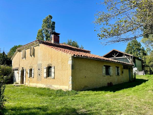 Maison individuelle en pierre + bâtiment fermé sur 4800 m2