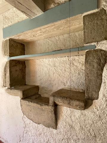 Maison individuelle en pierre + bâtiment fermé sur 4800 m2