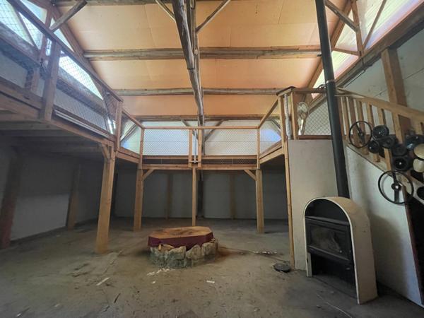 Maison individuelle en pierre + bâtiment fermé sur 4800 m2