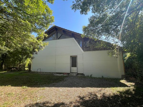 Maison individuelle en pierre + bâtiment fermé sur 4800 m2