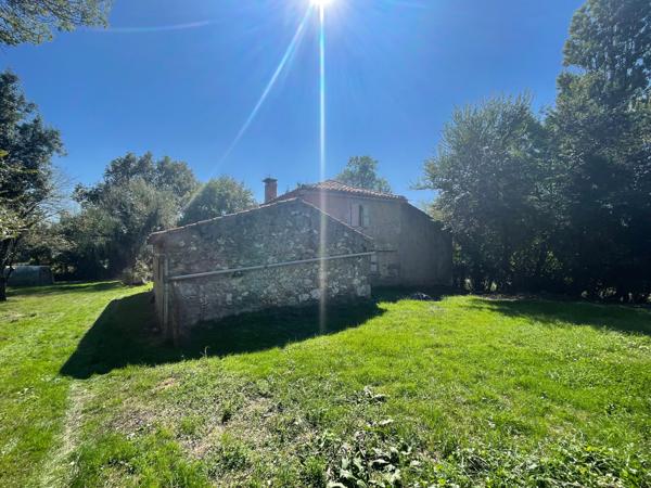 Maison individuelle en pierre + bâtiment fermé sur 4800 m2