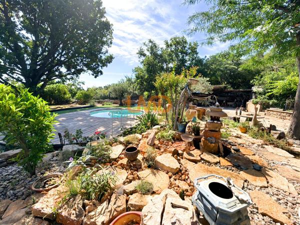 Mas en pierre sur 1,2 hectare – oliveraie, calme