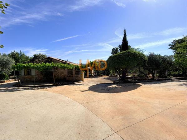 Mas en pierre sur 1,2 hectare – oliveraie, calme