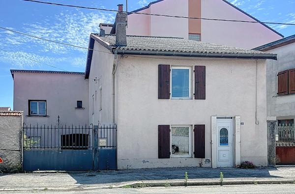 Maison de famille, 180m2, 4 chambres au centre ville de Amberieu En Bugey proche gares et commodités. Garage et cour.