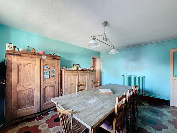 Maison de famille, 180m2, 4 chambres au centre ville de Amberieu En Bugey proche gares et commodités. Garage et cour.