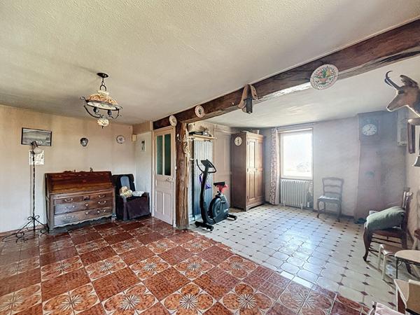 Maison de famille, 180m2, 4 chambres au centre ville de Amberieu En Bugey proche gares et commodités. Garage et cour.