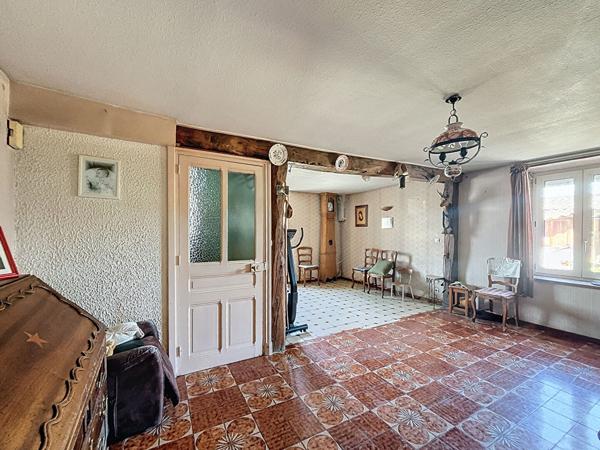 Maison de famille, 180m2, 4 chambres au centre ville de Amberieu En Bugey proche gares et commodités. Garage et cour.