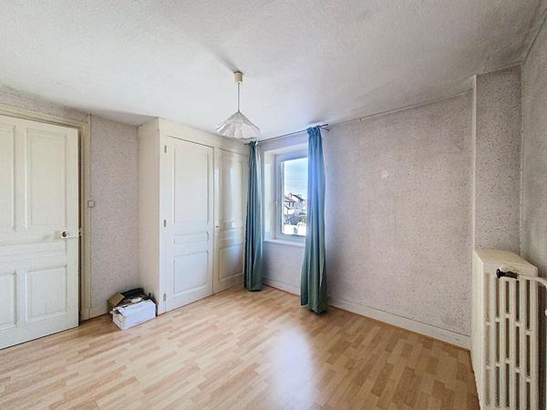 Maison de famille, 180m2, 4 chambres au centre ville de Amberieu En Bugey proche gares et commodités. Garage et cour.