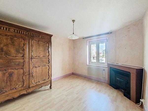 Maison de famille, 180m2, 4 chambres au centre ville de Amberieu En Bugey proche gares et commodités. Garage et cour.