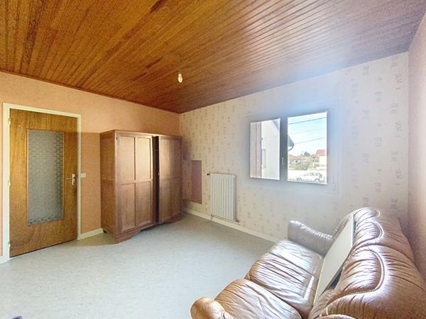 Maison de famille, 180m2, 4 chambres au centre ville de Amberieu En Bugey proche gares et commodités. Garage et cour.